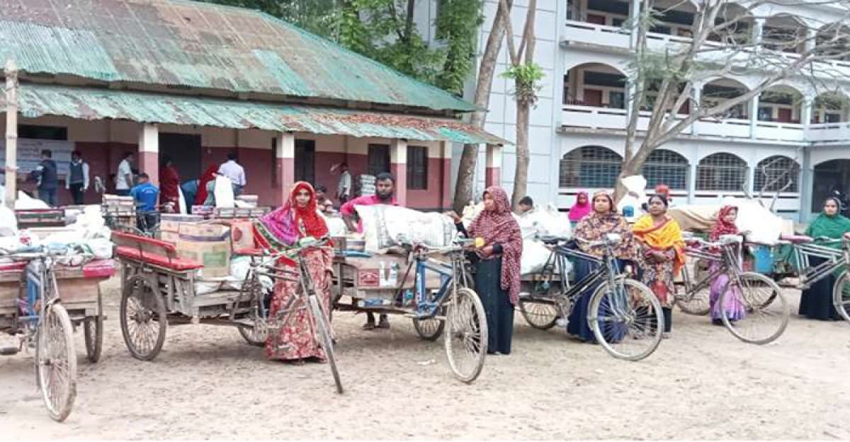 ঘোড়াঘাটে মুদি দোকানের সামগ্রী বিতরণের উদ্বোধন