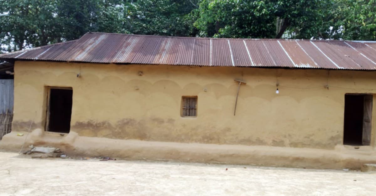 আধুনিকতার ছোঁয়ায় হারিয়ে যাচ্ছে মাটির ঘর