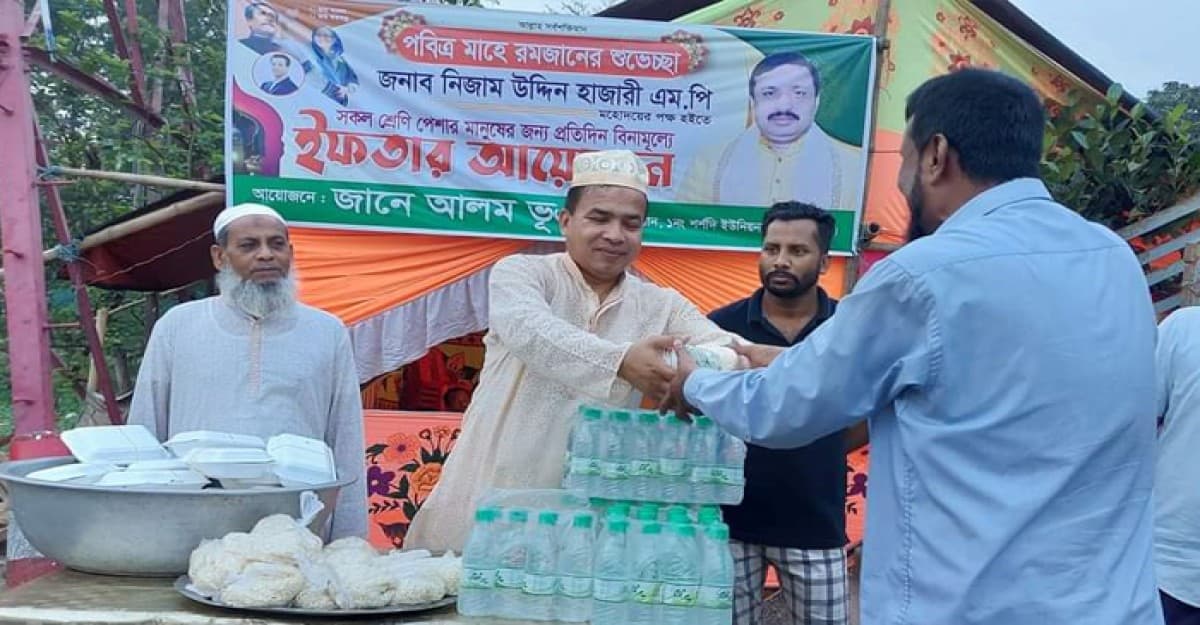 ফেনীতে মহাসড়কে ইফতার হাতে রোজাদারের অপেক্ষায় থাকেন ইউপি চেয়ারম্যান