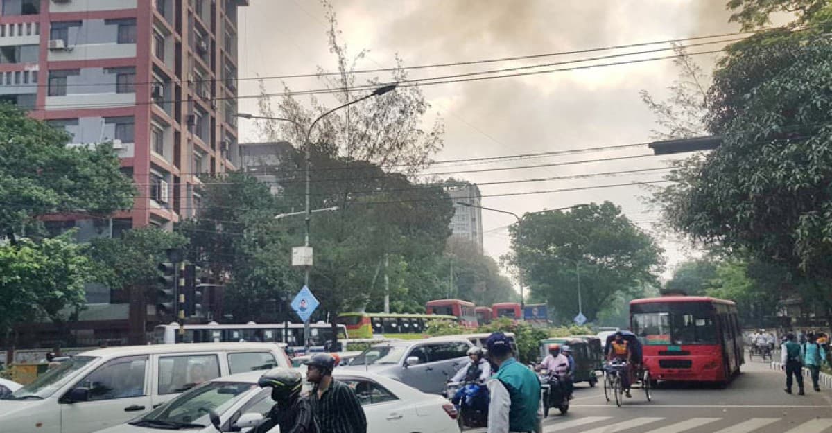বঙ্গবাজারে আগুন, আশপাশের সড়কে বন্ধ যান চলাচল