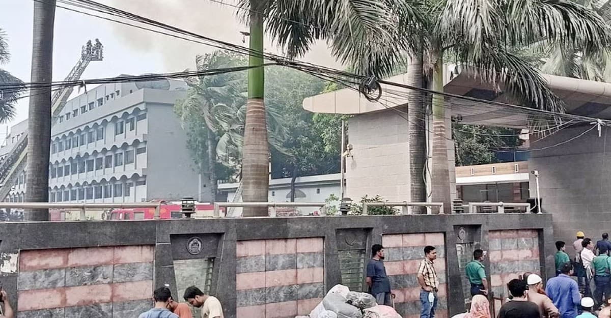 বঙ্গবাজারে পুলিশ হেড কোয়ার্টারের ভেতরে আগুন