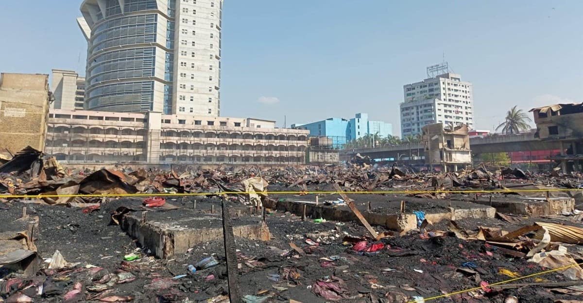 ৩ দিনেও নির্বাপণ হয়নি বঙ্গবাজারের আগুন