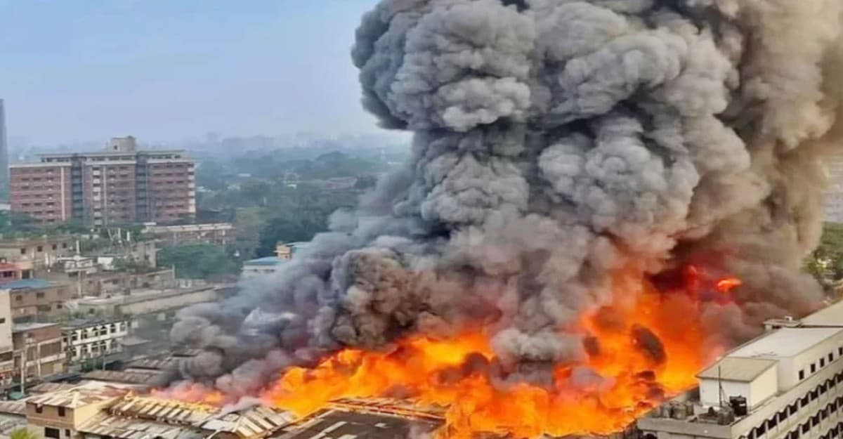 বঙ্গবাজারে পুলিশের উপর হামলা: ৩০০ জনকে আসামি করে মামলা