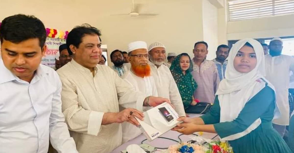 প্রধানমন্ত্রীর উপহারের ট্যাব পেল শ্রীপুরের ৫৪০ জন মেধাবী শিক্ষার্থী