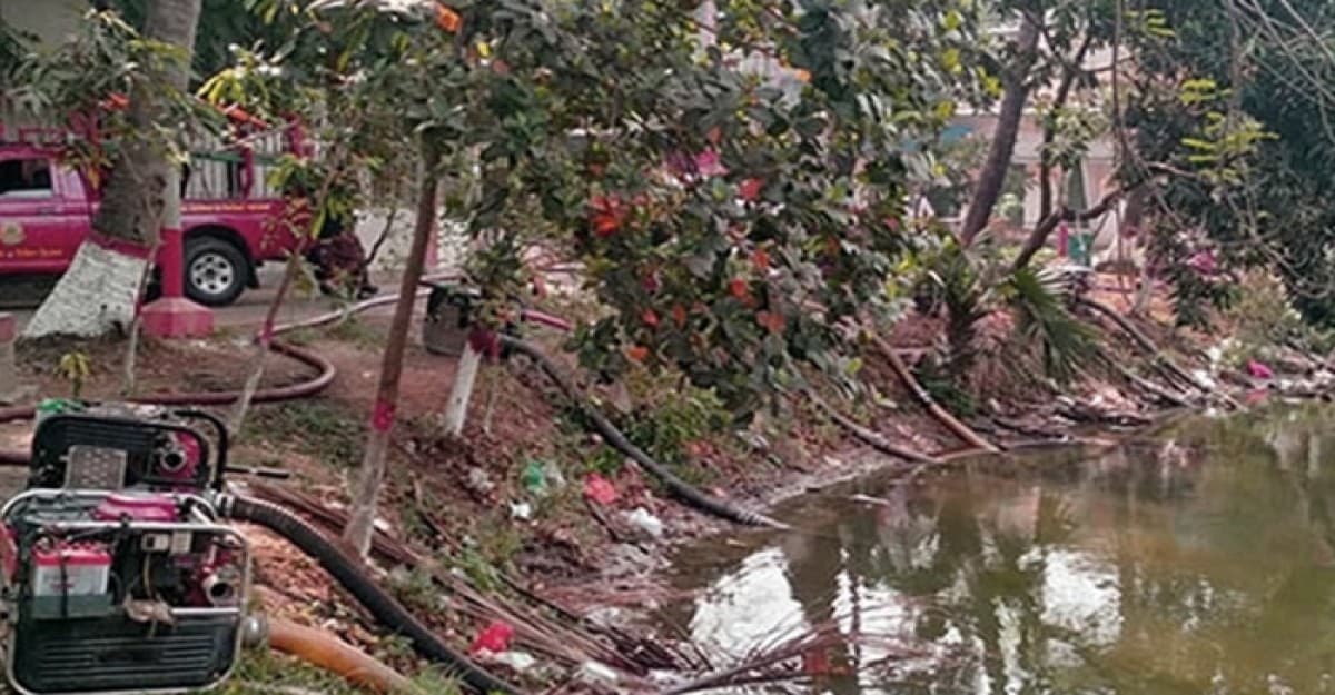 নিউমার্কেটের আগুন নেভাতে ব্যবহার করা হয়েছে ঢাকা কলেজের পুকুরের পানি