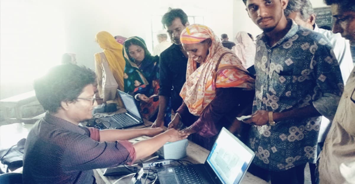 নওগাঁর মান্দায় স্মার্ট জাতীয় পরিচয় পত্র কার্ড বিতরণ শুরু