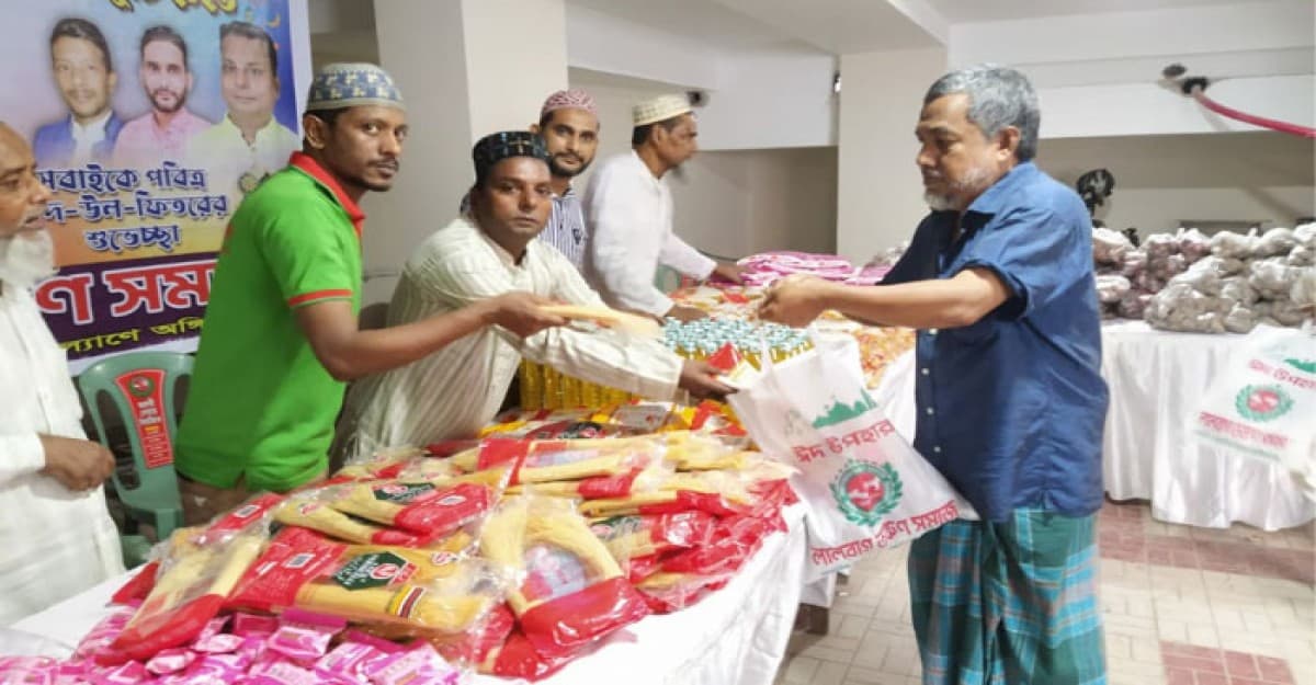 লালবাগ তরুণ সমাজের ঈদসামগ্রী বিতরণ