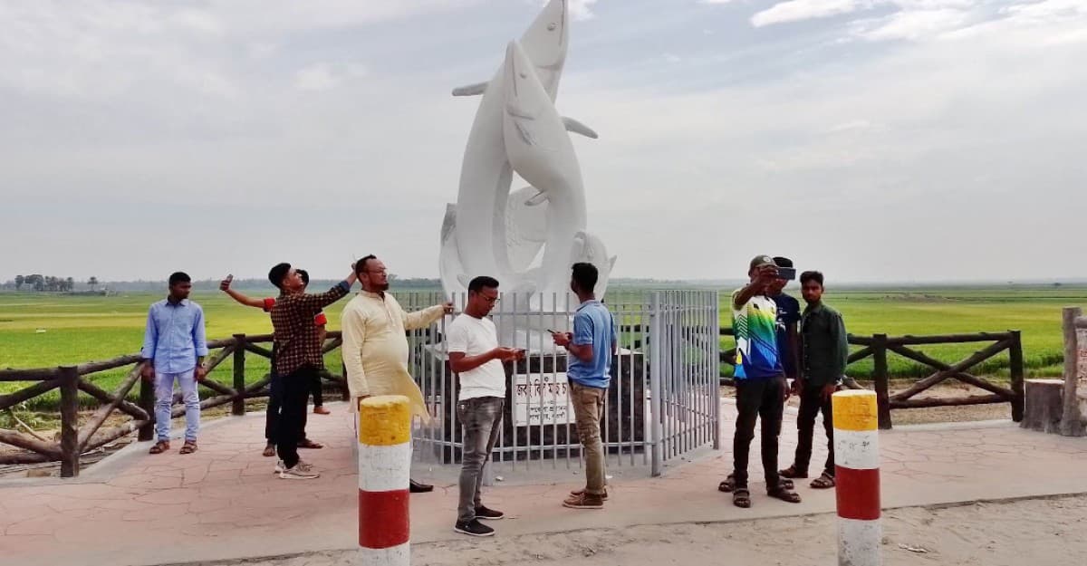 জবই বিলে দর্শনার্থীদের ভিড়