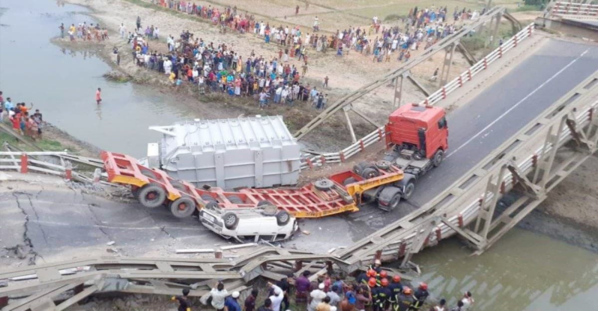 ত্রিশালে ৪২ চাকার লরি উঠতেই ধসে পড়ল ব্রিজ