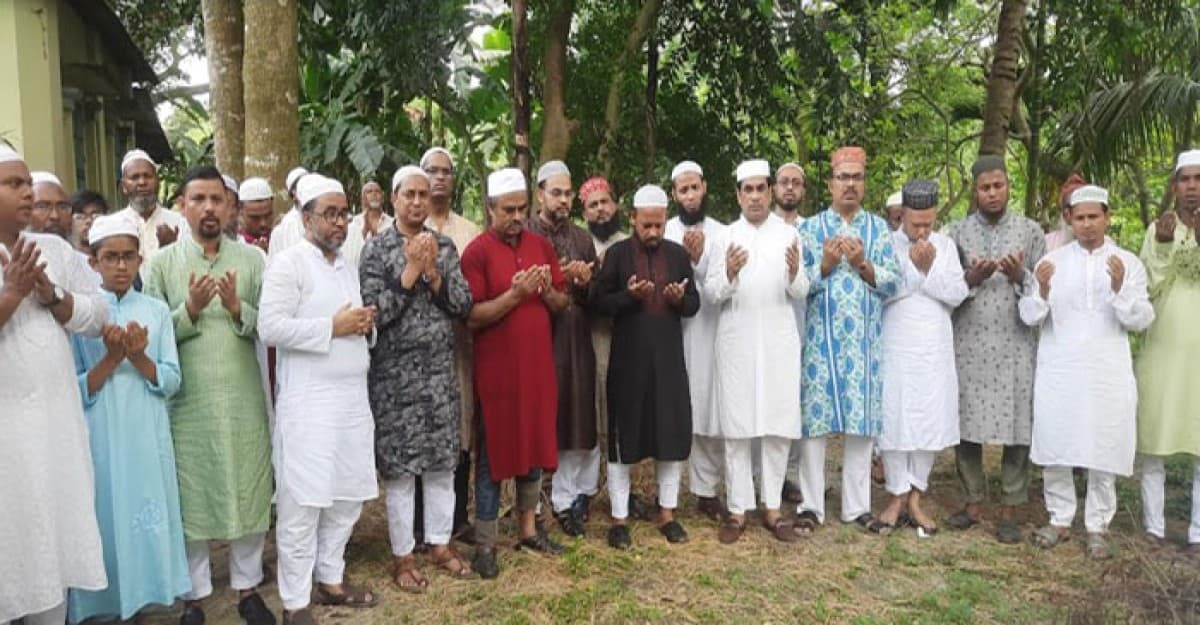 এডভোকেট কিবরিয়ার কবর জিয়ারত করেছেন আইনজীবী সমিতির নেতৃবৃন্দ