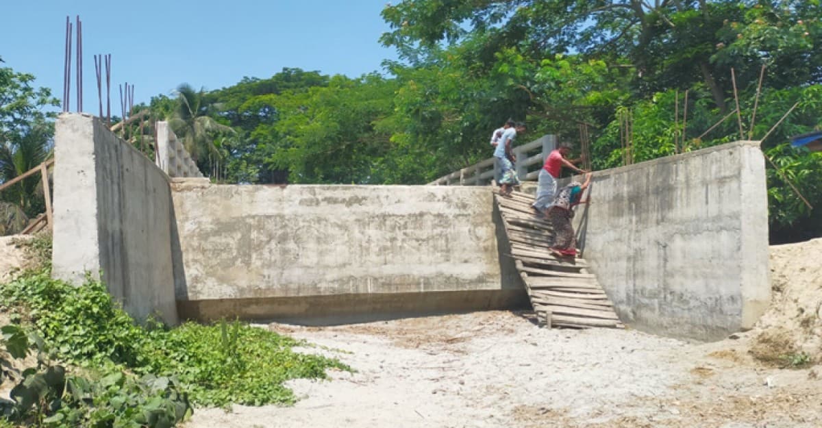 সেতুর সংযোগ সড়ক না হওয়ায় ভোগান্তিতে এলাকাবাসী