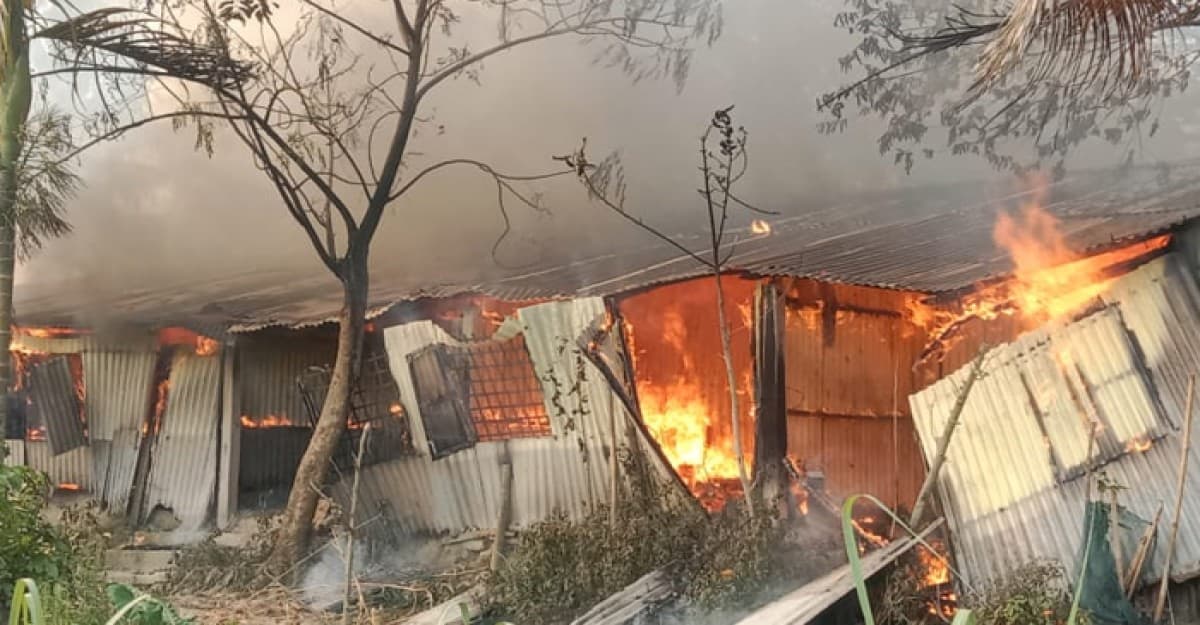 আশ্রয়ণের ঘরে আগুন,  দশ পরিবার সব হারিয়ে নিঃস্ব