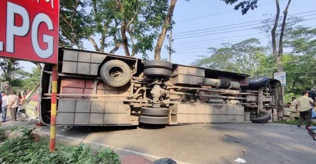 হঠাৎ সড়কে উল্টে গেল যাত্রীবাহী বাস, আহত ২০