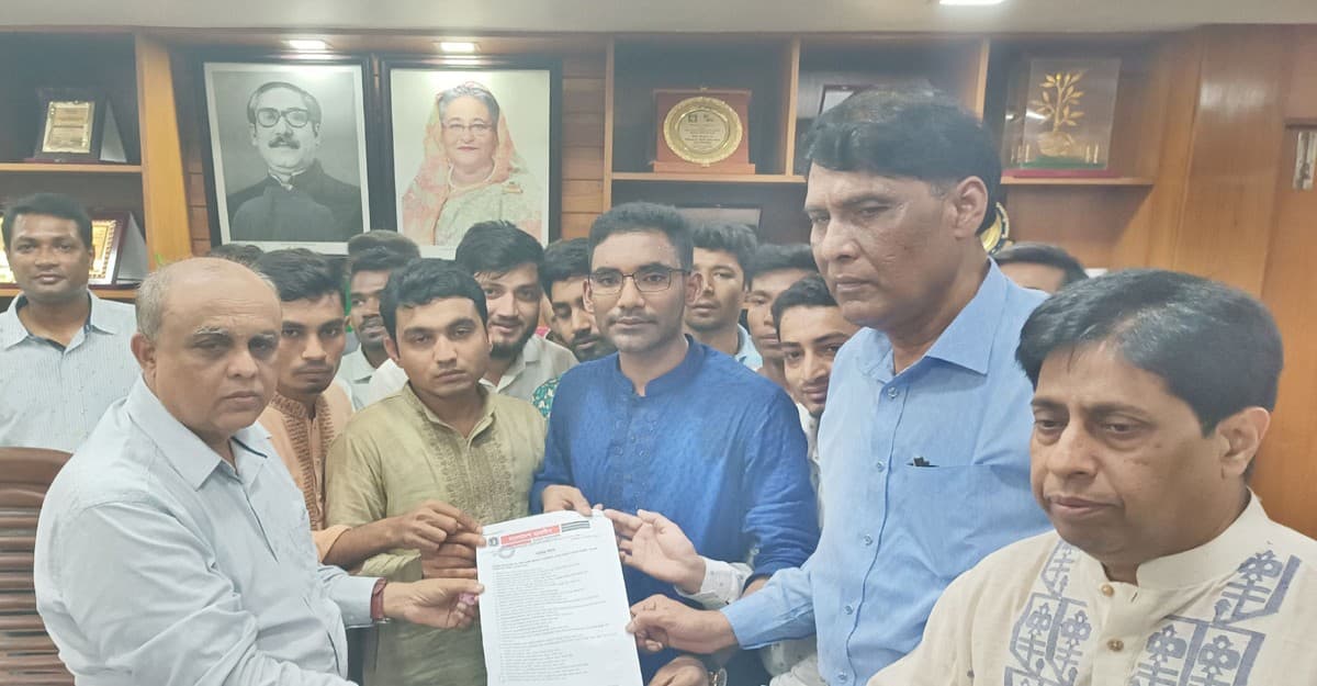 ৩৩ দফা দাবিতে উপাচার্যকে ইবি ছাত্রলীগের স্মারকলিপি