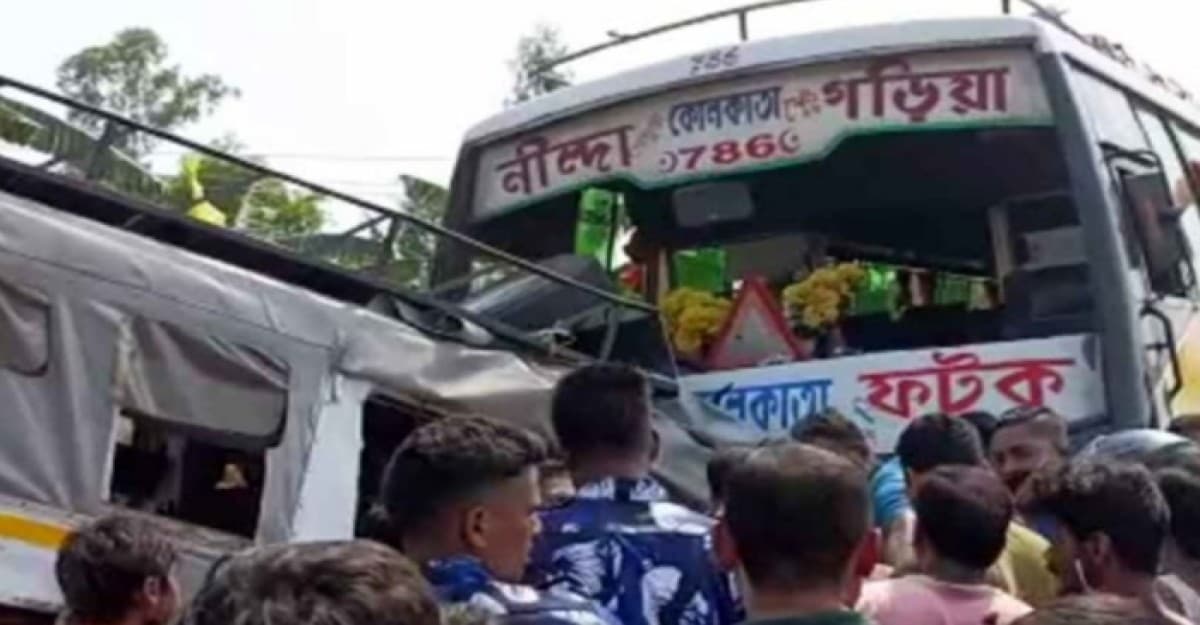 পশ্চিমবঙ্গের নন্দীগ্রামে বাসের নিচ ঢুকে গেল ট্রেকার, নিহত ২