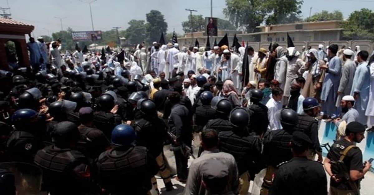 পাকিস্তানে ভয়াবহ সংঘর্ষে পুলিশসহ নিহত ১৪