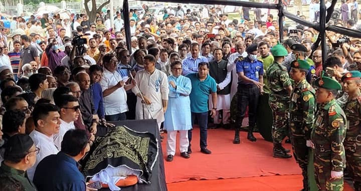 কেন্দ্রীয় শহীদ মিনারে চিত্রনায়ক ফারুকের মরদেহ