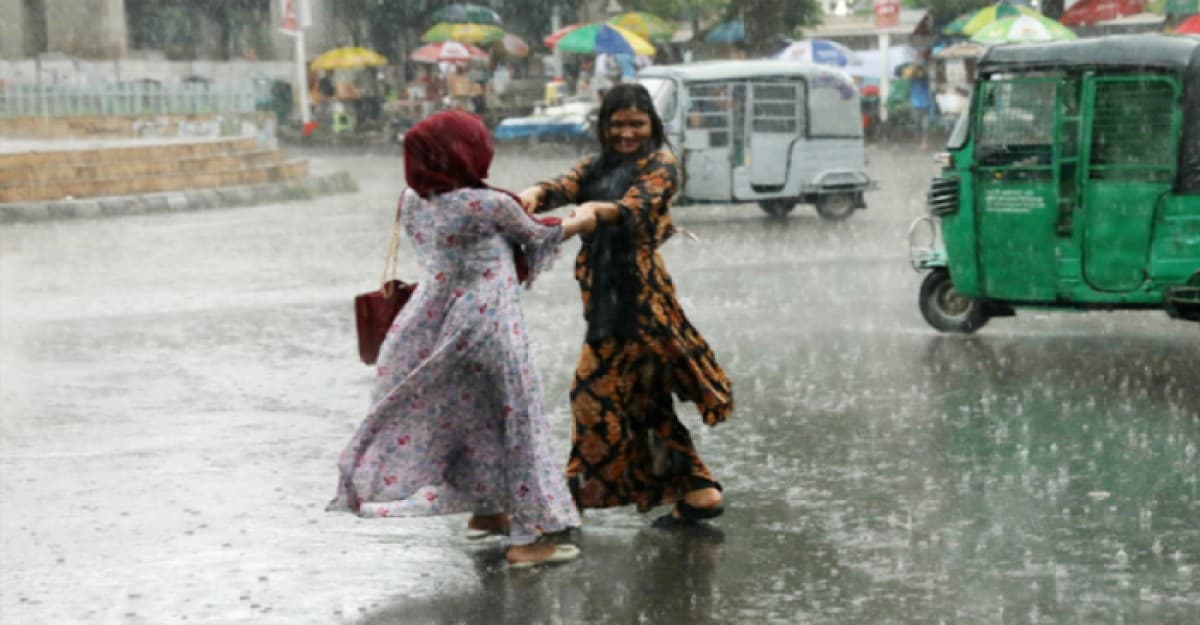 অবশেষে ঢাকায় স্বস্তির বৃষ্টি