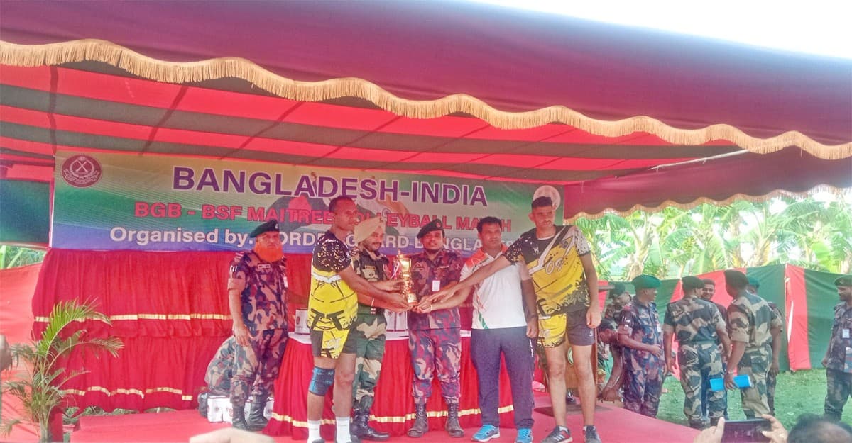 দর্শনা সীমান্তে ভলিবল খেলায় বিজিবিকে হারিয়ে বিএসএফ চাম্পিয়ন