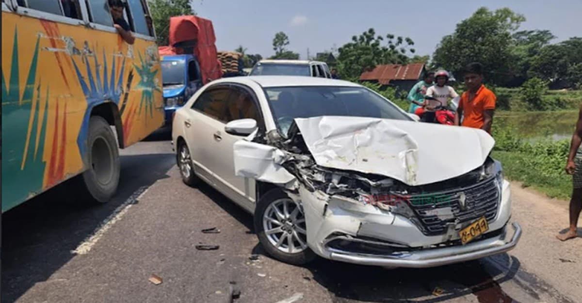 দুর্ঘটনার দুমড়েমুচড়ে গেল পাকিস্তানের ডেপুটি হাই কমিশনারের গাড়ি!