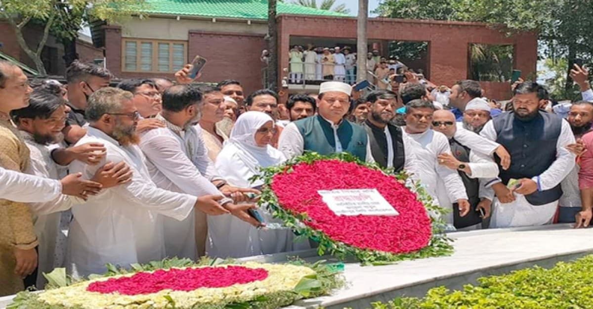 বঙ্গবন্ধুর সমাধিতে গাসিক মেয়র জায়দা খাতুনের শ্রদ্ধা