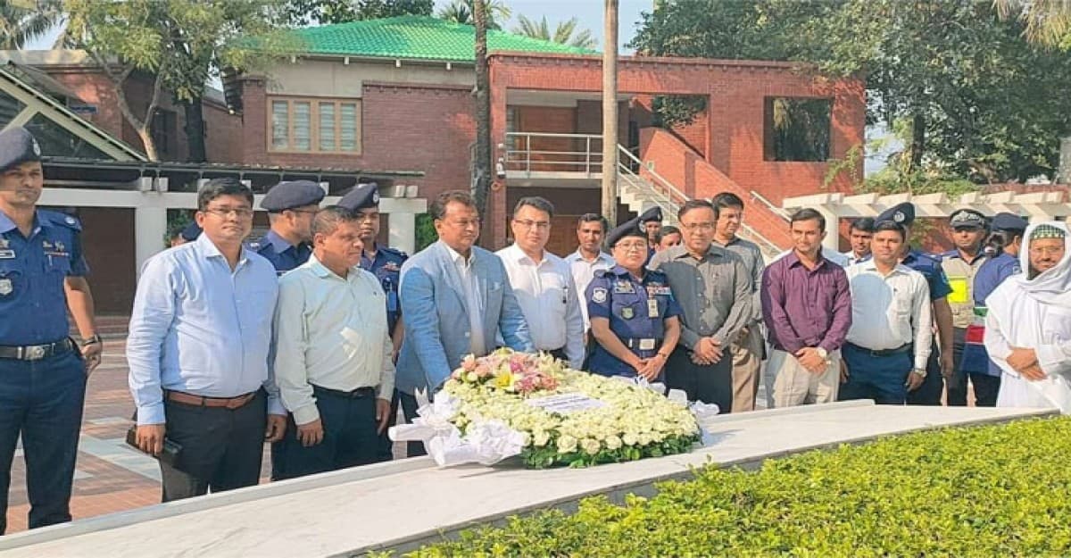 বঙ্গবন্ধুর সমাধিতে জননিরাপত্তা বিভাগের সিনিয়র সচিবের শ্রদ্ধা