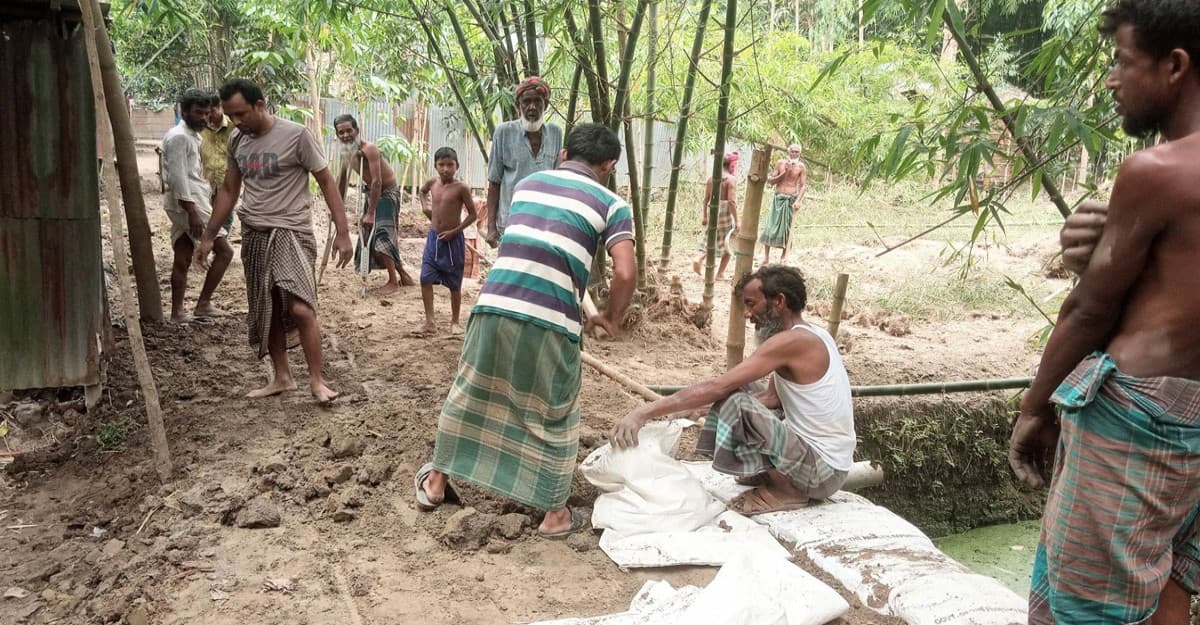 সরিষাবাড়ীতে এলাকাবাসীর স্বেচ্ছাশ্রমে রাস্তা সংস্কার