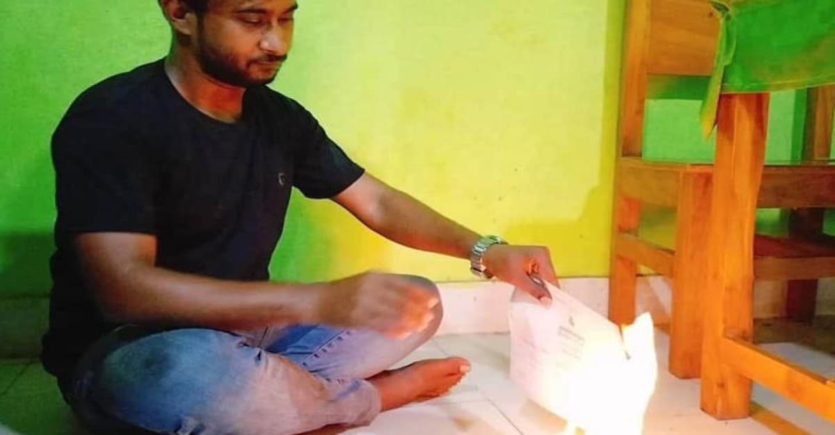 ফেসবুক লাইভে সার্টিফিকেট পোড়ালেন ঢাকা কলেজের শিক্ষার্থী