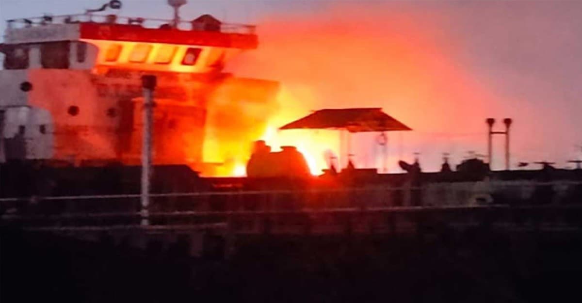 রূপগঞ্জে তেলবাহী জাহাজে আগুন, দগ্ধ ৬