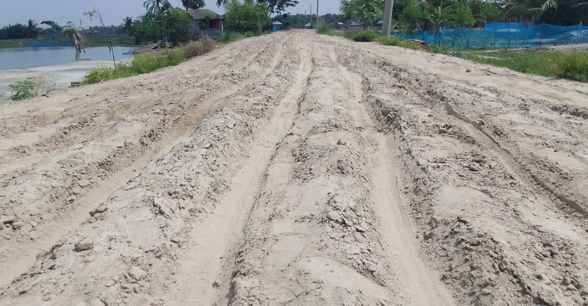 আম্ফানে ভেঙে রাস্তা তিন বছরেও সংস্কার হয়নি