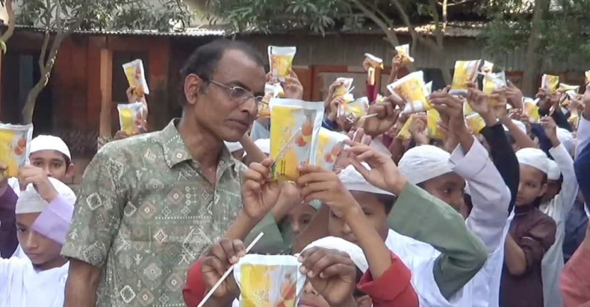 গাইবান্ধায় এতিম শিশুদের মাঝে দুধ ও গেঞ্জি  বিতরণ