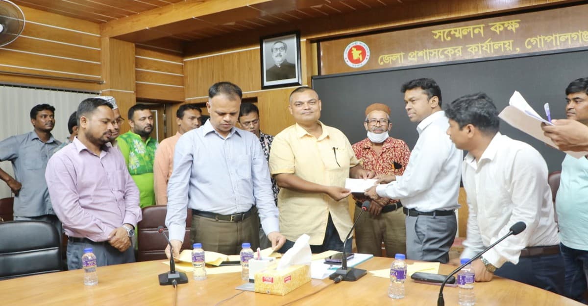 গোপালগঞ্জে সাংবাদিকদের মাঝে প্রধানমন্ত্রীর অনুদানের চেক বিতরণ