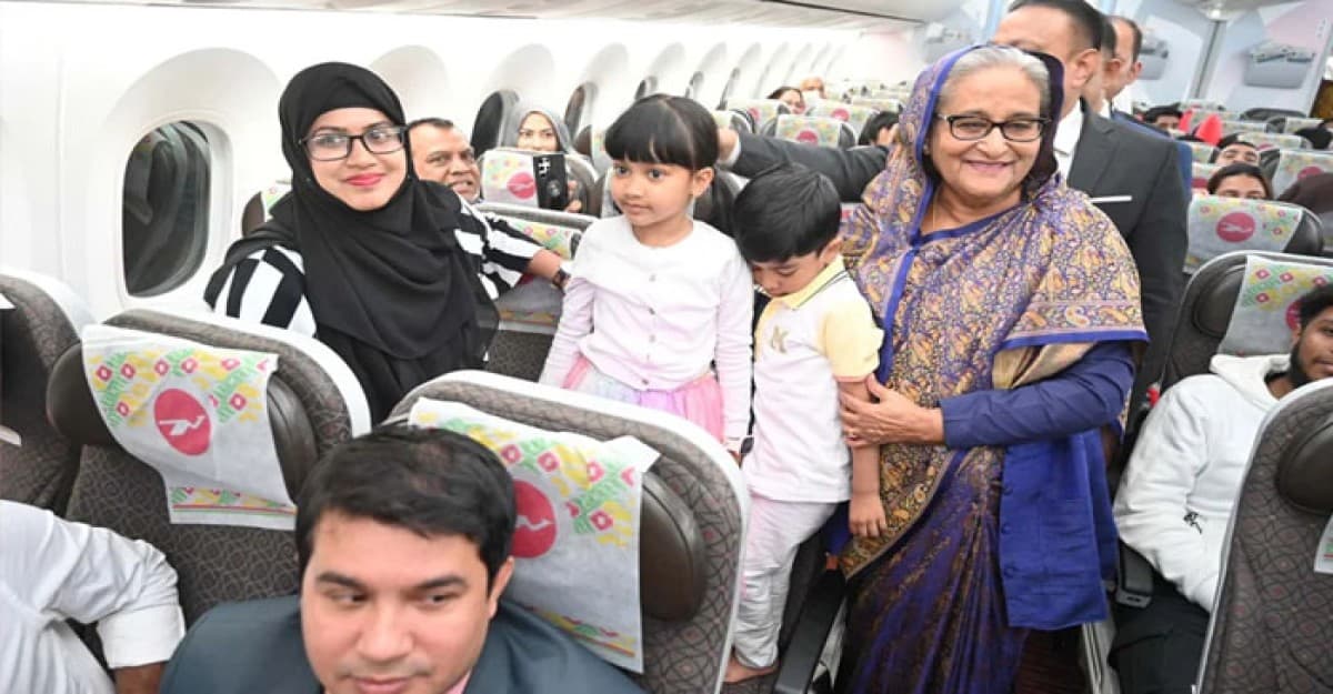 প্রধানমন্ত্রীর মমতা দেখে অভিভূত বিমানের যাত্রীরা