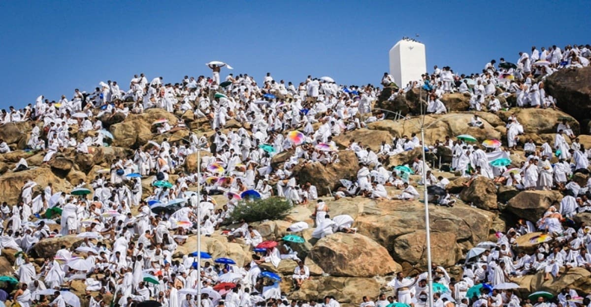 ‘আল্লাহুম্মা লাব্বাইক’ ধ্বনিতে মুখর আরাফাতের ময়দান