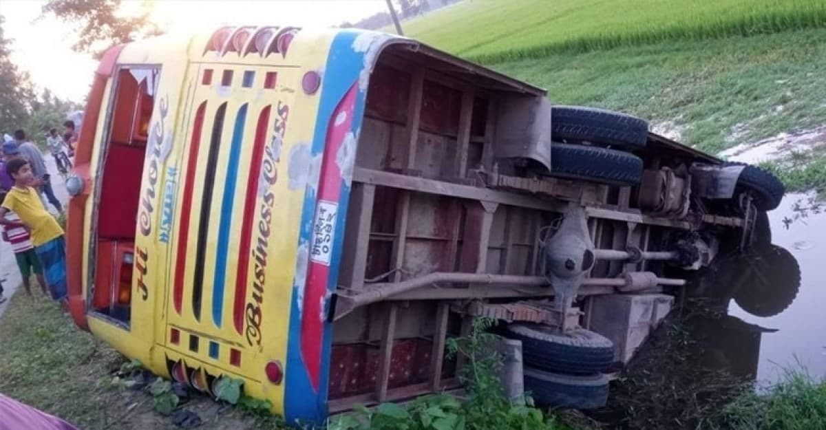 বগুড়ায় যাত্রীবাহী বাস উল্টে ২ জনের মৃত্যু