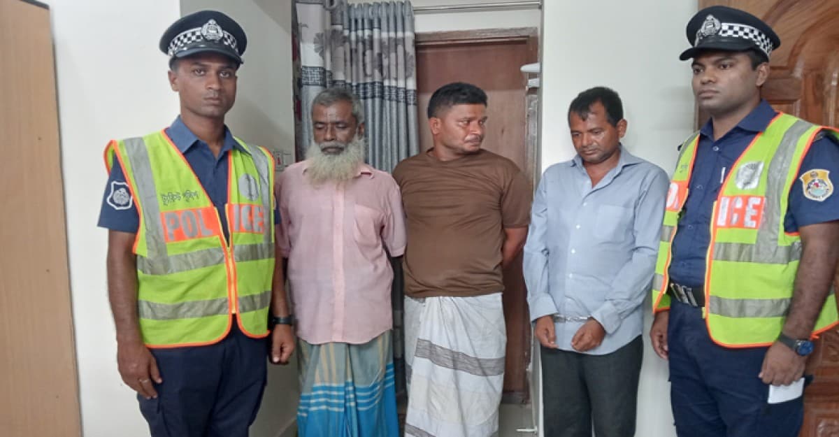 কুয়াকাটা সৈকতে পর্যটকের ট্রাভেল ব্যাগ চুরি করার সময় আটক ৩