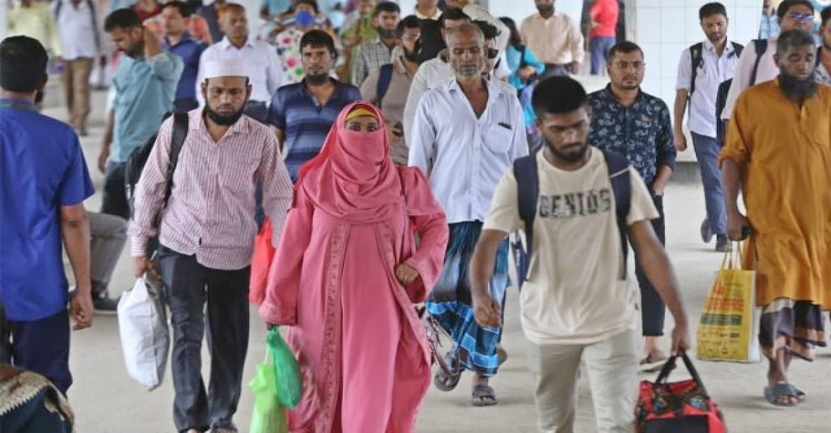 ঈদের ছুটি শেষে আজও রাজধানীতে ফিরছে মানুষ