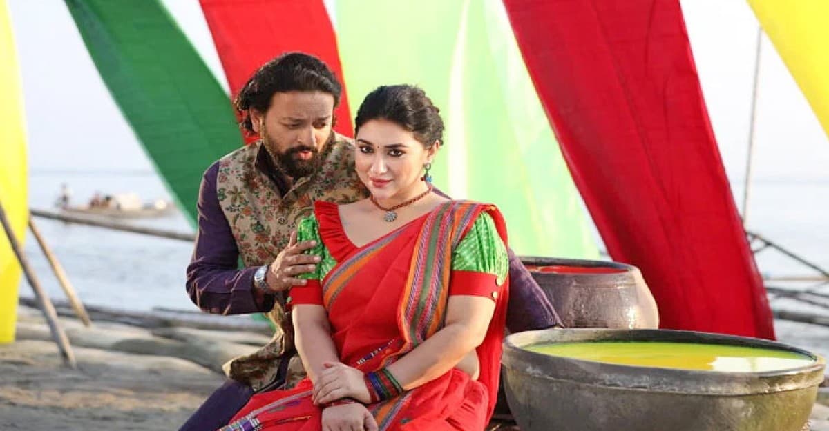 ‘লাল শাড়ি’র হল বাড়লো