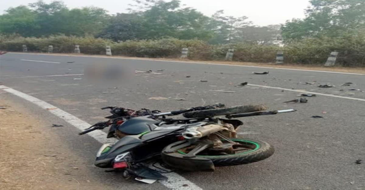 বাইকের সঙ্গে গাড়ির ধাক্কায় প্রাণ গেল ২ যুবকের