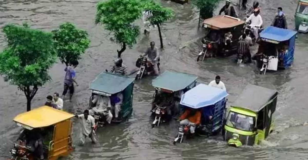 ভারী বর্ষণে পাকিস্তানে নিহত ৭৬