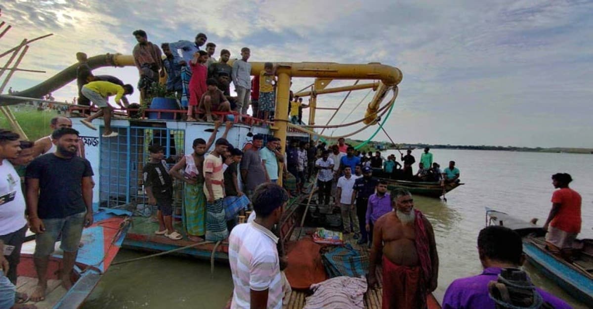 মাদারীপুরে বালুবোঝাই বাল্কহেড ডুবে প্রাণ গেল ৩ জনের
