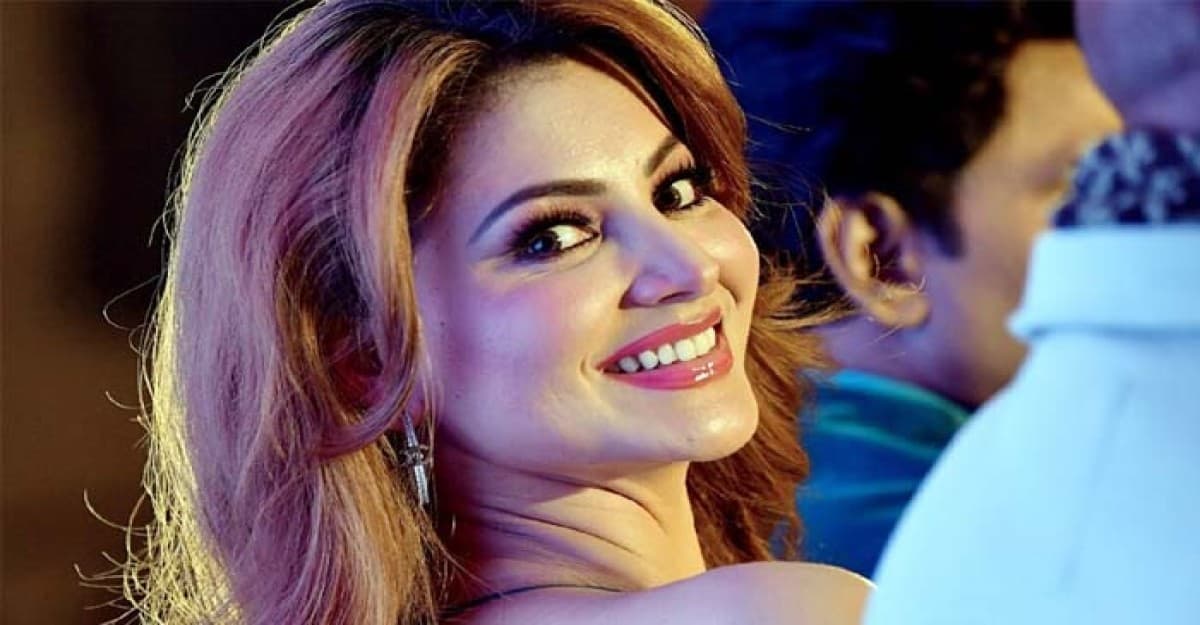 ফ্রান্সে গিয়ে আটকা ঊর্বশী!