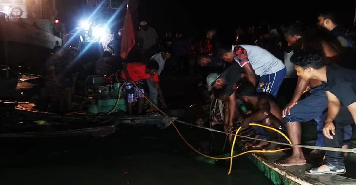 বুড়িগঙ্গায় অর্ধশতাধিক যাত্রীসহ ডুবল ওয়াটার বাস, চলছে উদ্ধার অভিযান