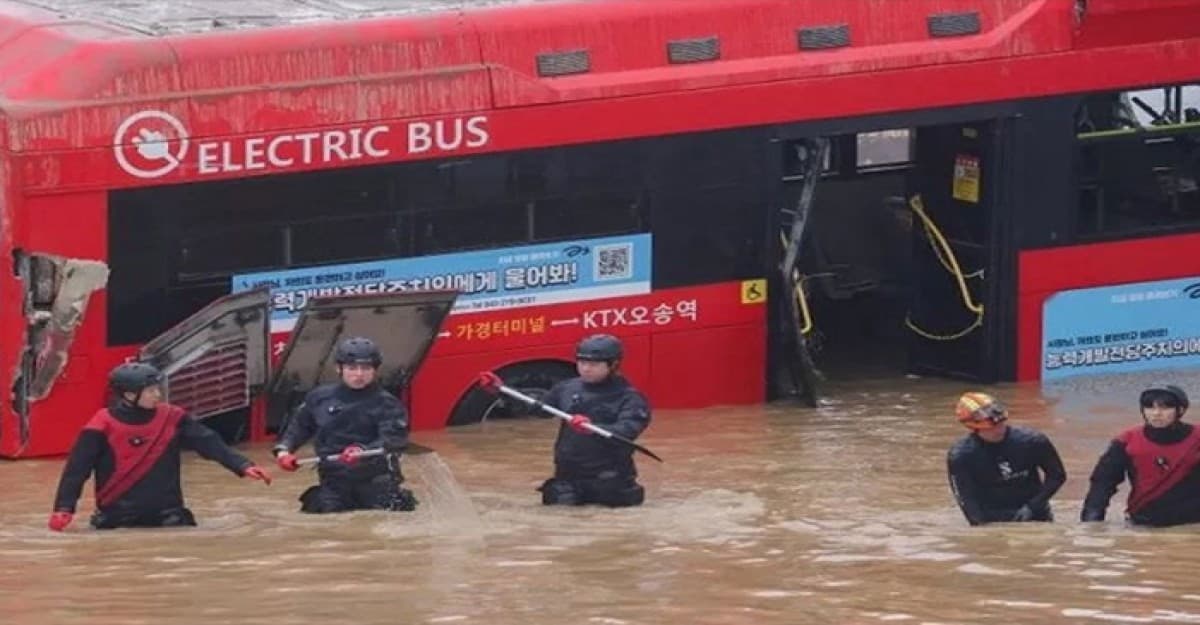 দ. কোরিয়ায় বন্যা: টানেল থেকে বের করা হলো ১৩ মরদেহ