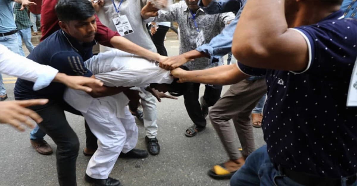 ভোটকেন্দ্রে হিরো আলমকে মারধর