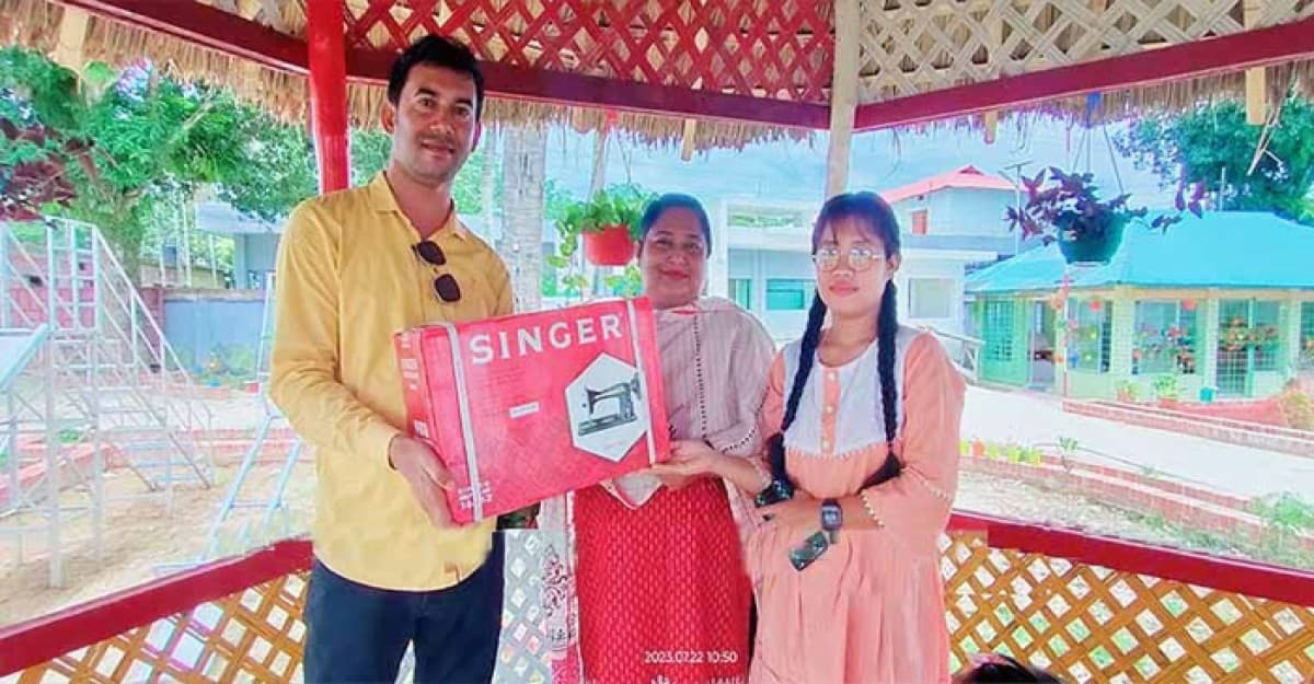 বাঘাইছড়িতে শিক্ষার্থীদের মাঝে সেলাই মেশিন বিতরণ