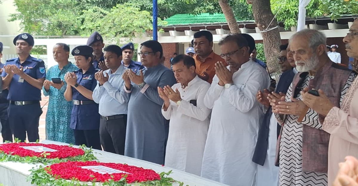 বঙ্গবন্ধুর সমাধিতে সংস্কৃতি প্রতিমন্ত্রী, সচিব ও বাংলা একাডেমীর মহাপরিচালকের শ্রদ্ধা