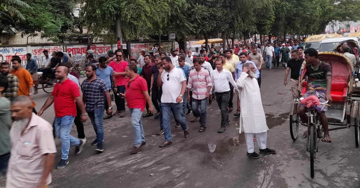 সমাবেশ শেষে হেঁটেই গন্তব্যে ফিরছেন নেতাকর্মীরা
