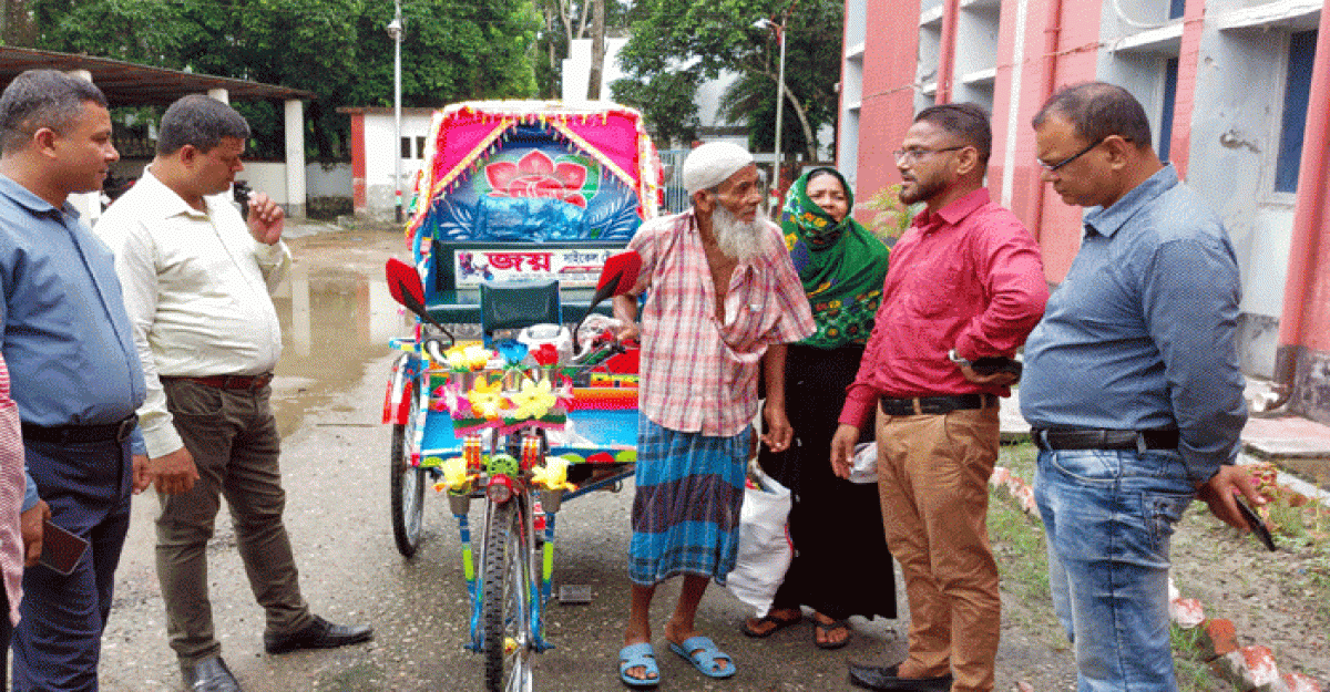 পুলিশ পরিদর্শকের উদ্যোগে ইঞ্জিনচালিত রিকশা পেলেন বৃদ্ধ