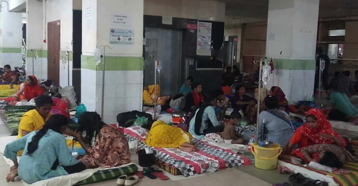 ডেঙ্গু পরিস্থিতি ভয়াবহ, মেঝে-বারান্দায়ও ঠাঁই মিলছে না রোগীর